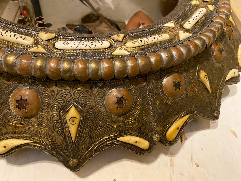 Details on an unusual mirror in an antiques store near Cooperstown