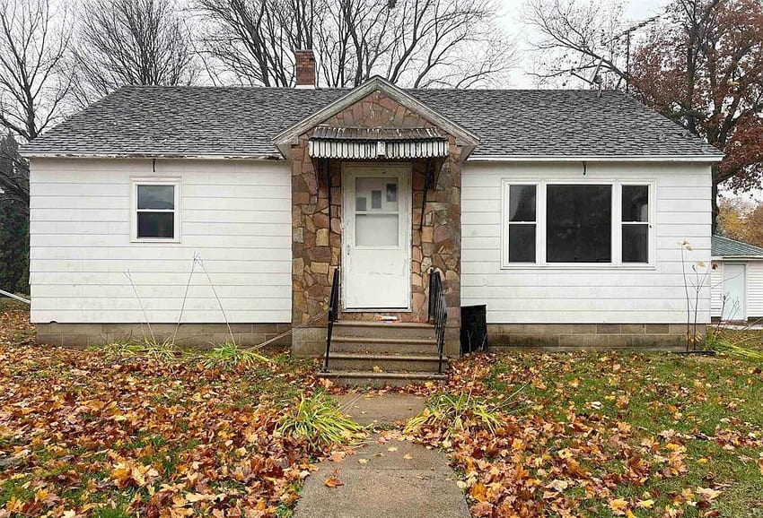 Iowa real estate looking at a little house