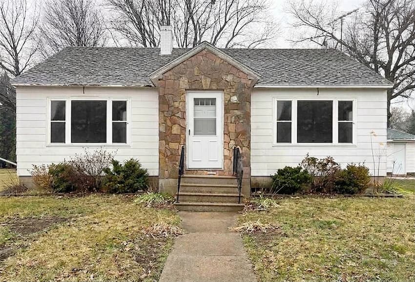 Iowa real estate looking at a little house