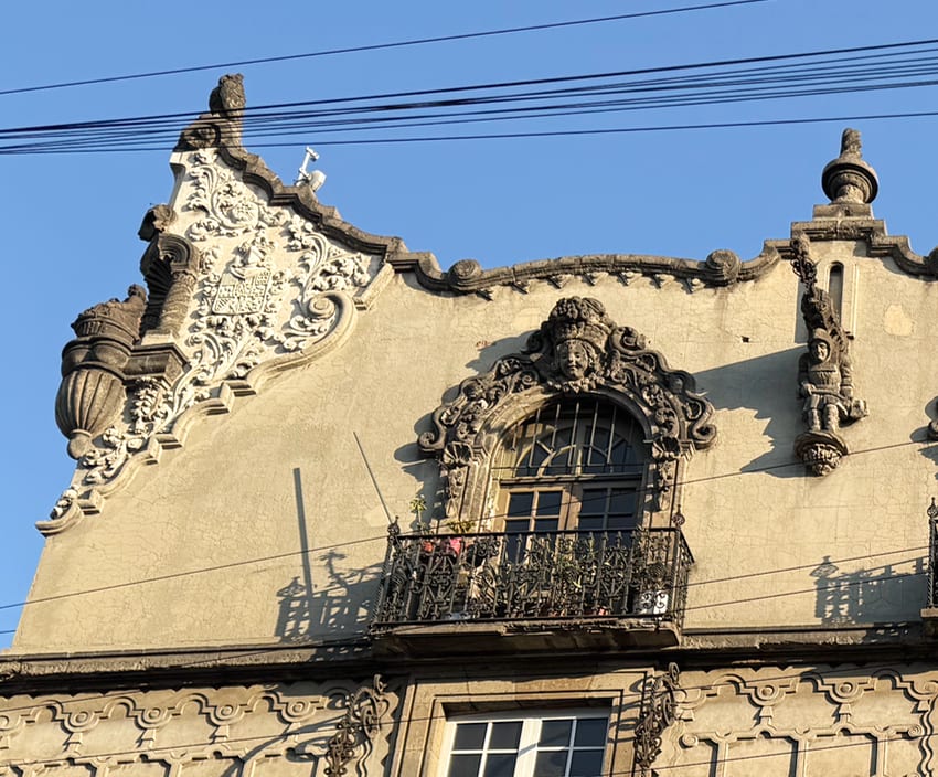 Architectural details on a building in Cuauhtémoc, CDMX