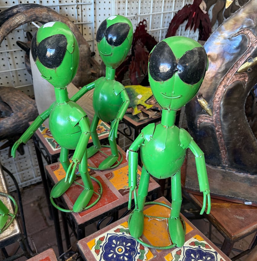 3 green aliens at Arte Tlaxcalceta in Santa Fe, New Mexico