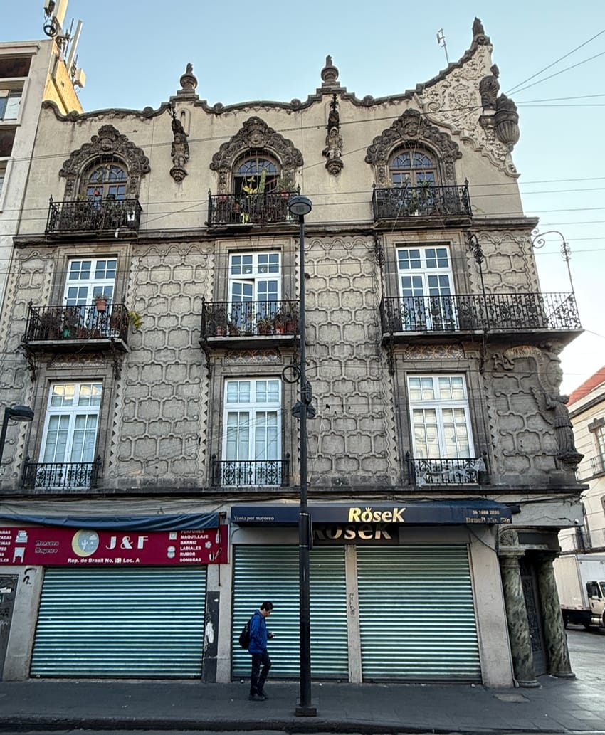 A building in Cuauhtémoc with elaborate architectural details.