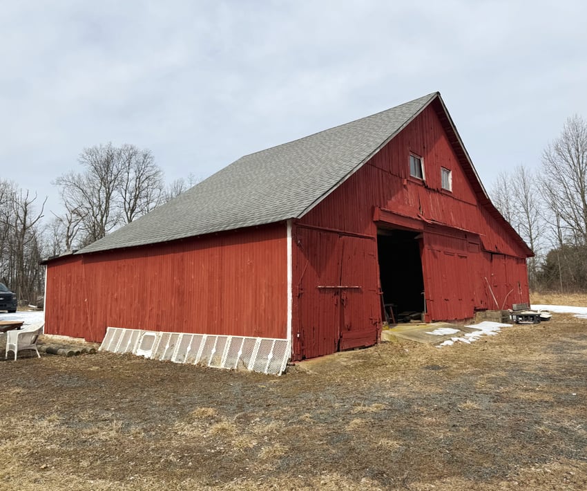 red barn in Frenchtown, New Jersey
